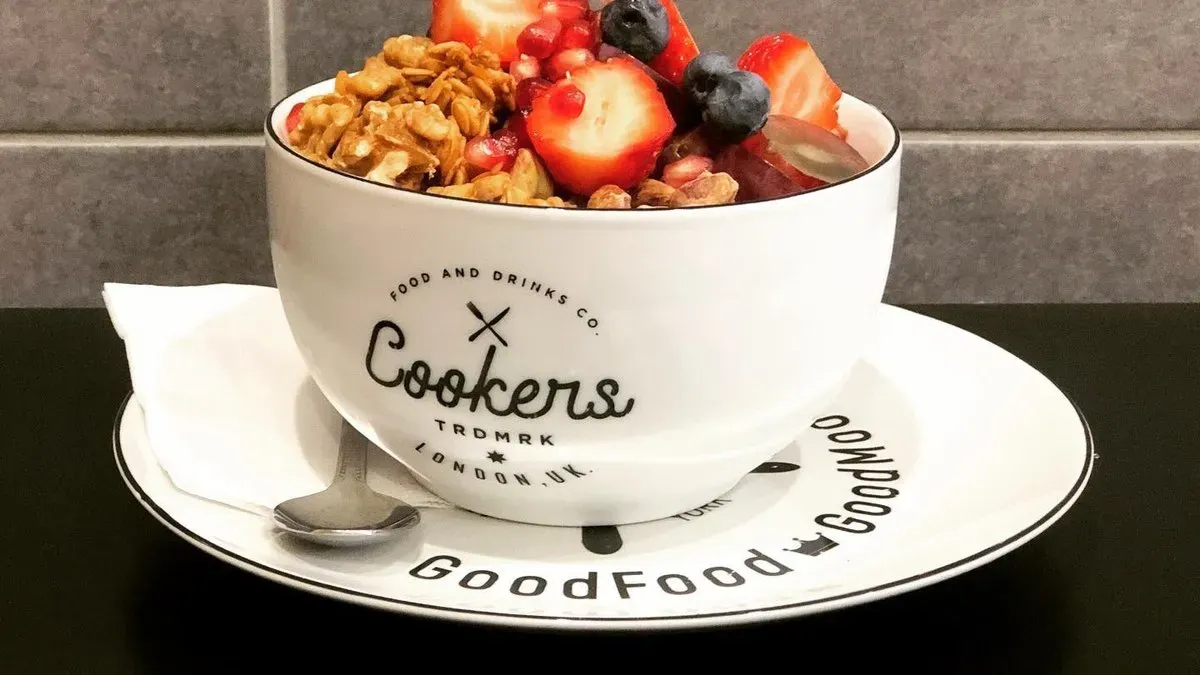 Granola bowl kókuszjoghurttal és friss gyümölccsel