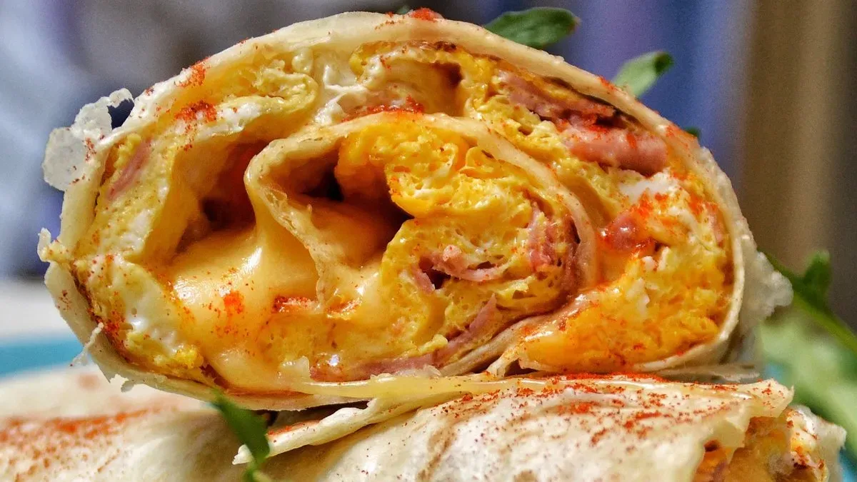 Napi krémleves friss pékáruval és egy tojásos sajtos-avokádós wrap tekercs