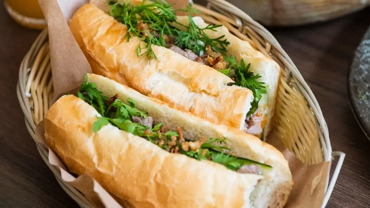 [L] Bánh mi wok marha
