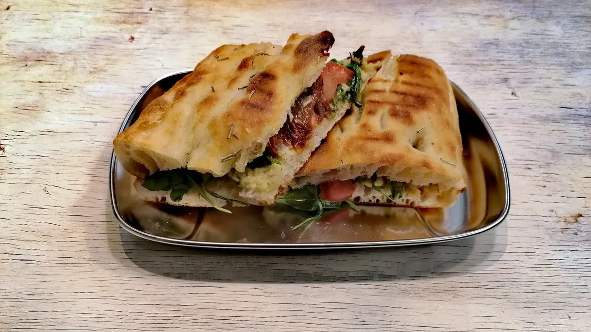 ÚJ! AVOKÁDÓS HUMMUSZOS FOCACCIA (vegán)