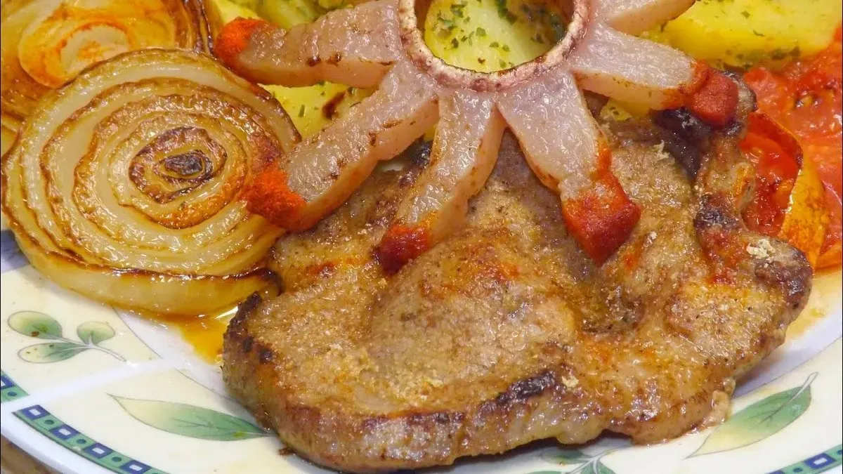 Cigánypecsenye kakastaréj szalonnával, hasábburgonyával
