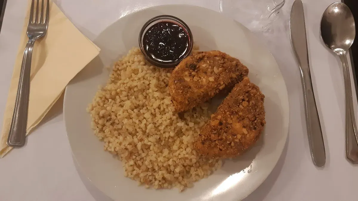 Rántott Camembert, párolt rizzsel, áfonya lekvárral