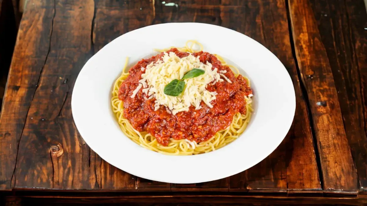 Bolognai spagetti reszelt sajttal
