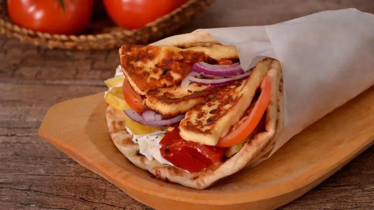 Halloumi pita tzatziki krémmel