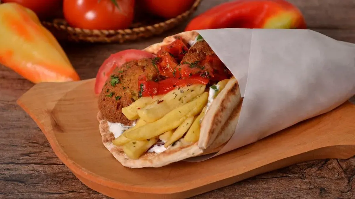 Falafel pitában tzatziki krémmel