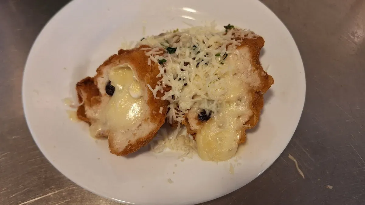 Rántott csirkemell szilvával és camembert sajtal töltve