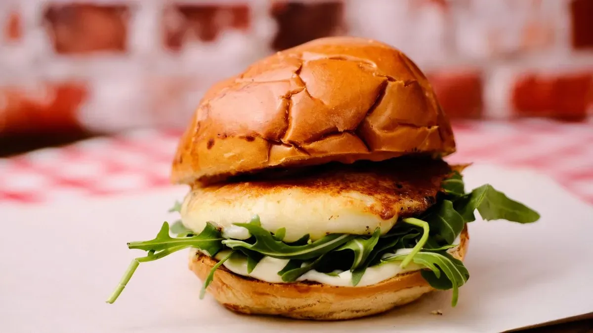 Grillsajtos hamburger