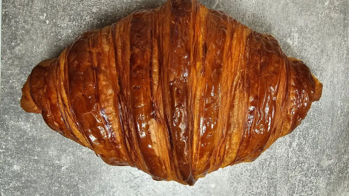 Tejszínes tormakrémes croissant sonkával és retekkel