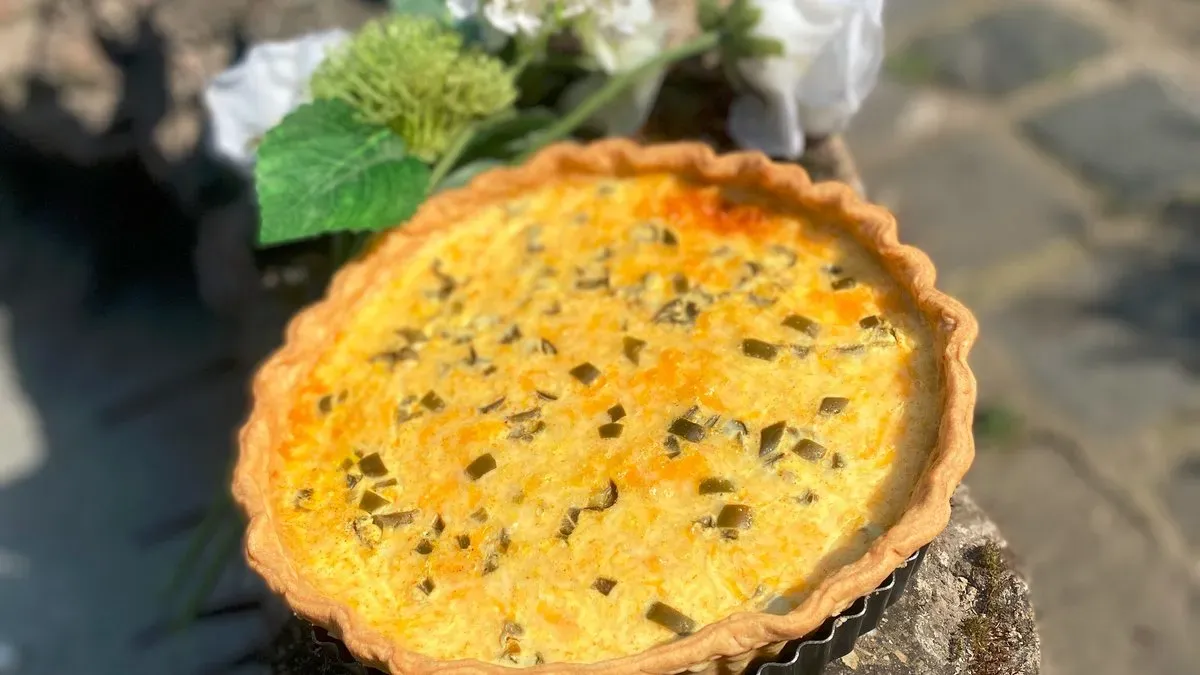 Cheddar sajtos - jalapenos quiche salátával