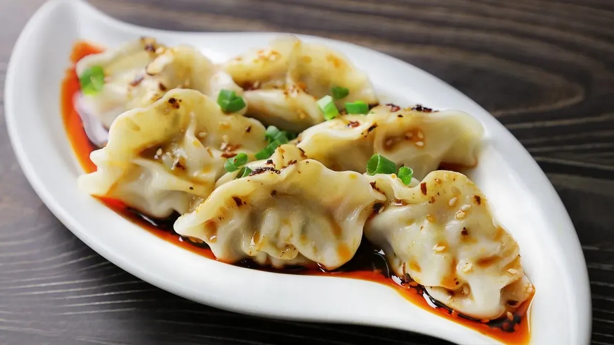204.Húsos táska szósszal  (6 db)/Meat dumplings with special sauce(6 pieces)
