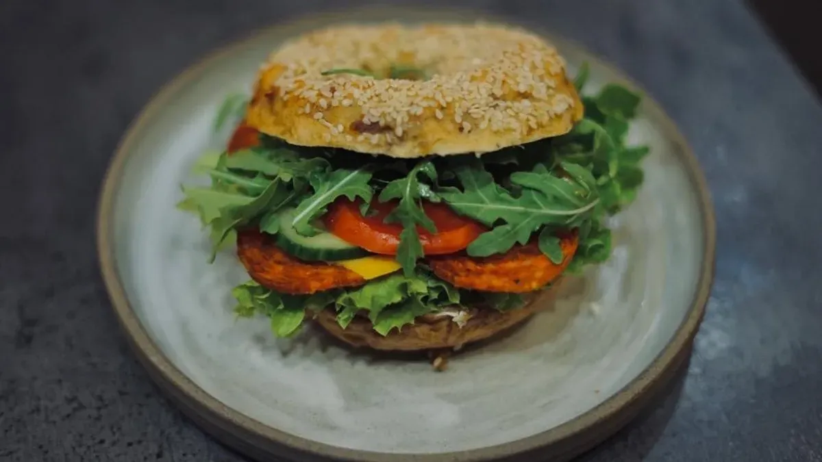 Mangalica Szalàmis Coyote Bagel