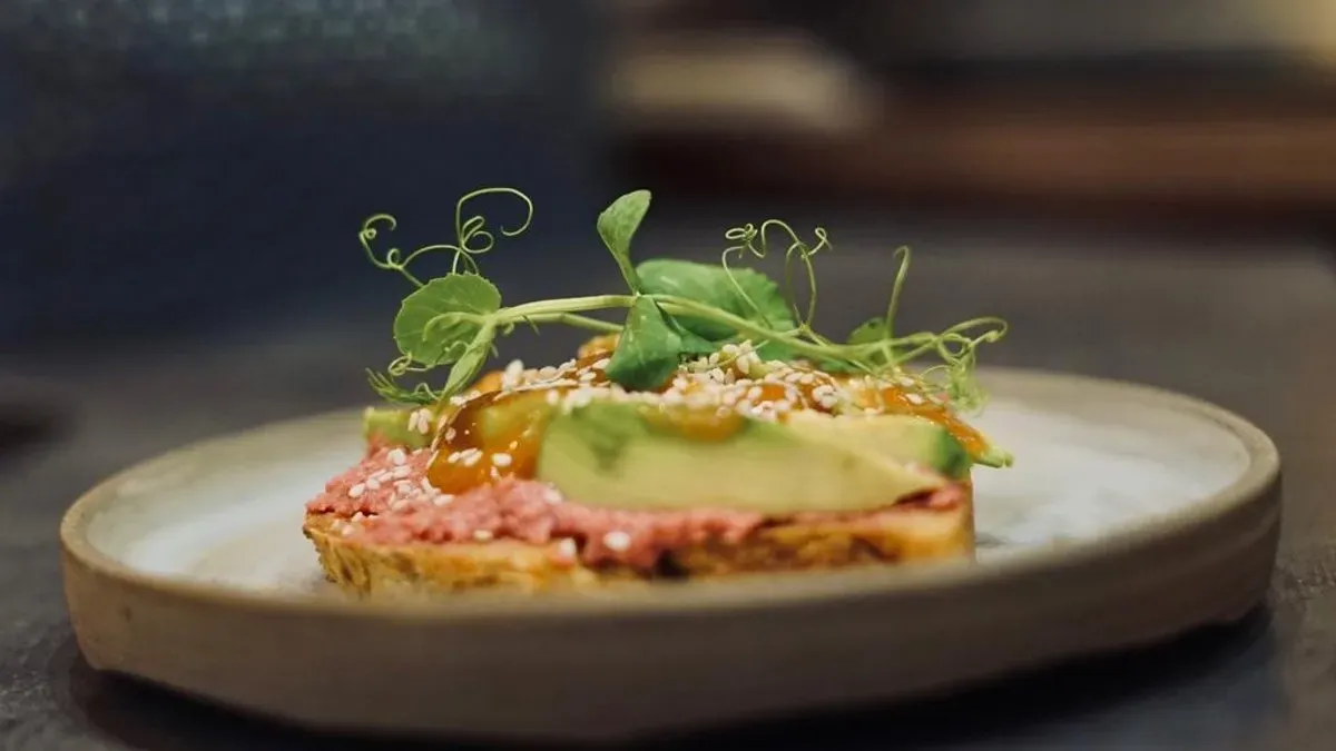 Vegán Céklás Hummusz & Avokádó Szelet Gluténmentes kenyéren