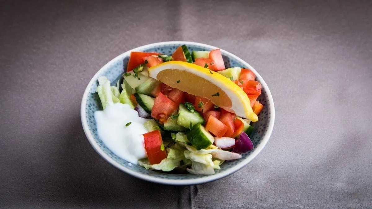 Friss vegyes saláta joghurtos öntettel
