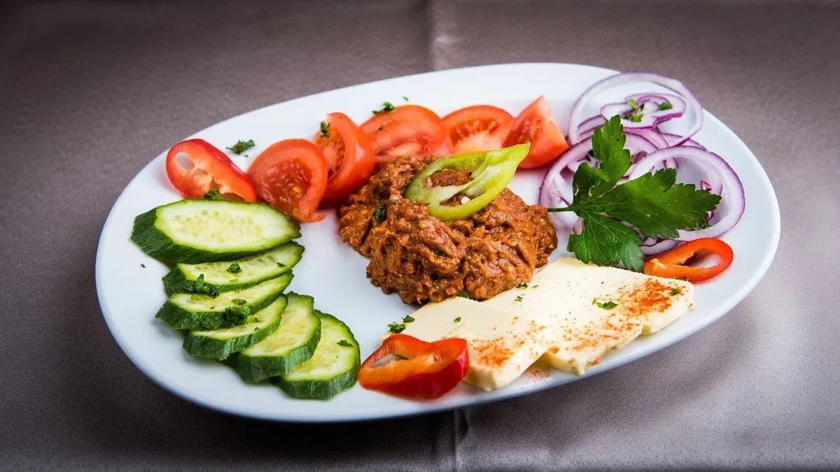 Tatárbeefsteak friss zöldséggel