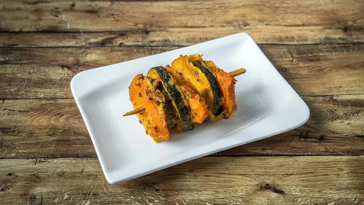 Indiai feketeszámos bundában sült  tofu saslik répával és cukkinivel