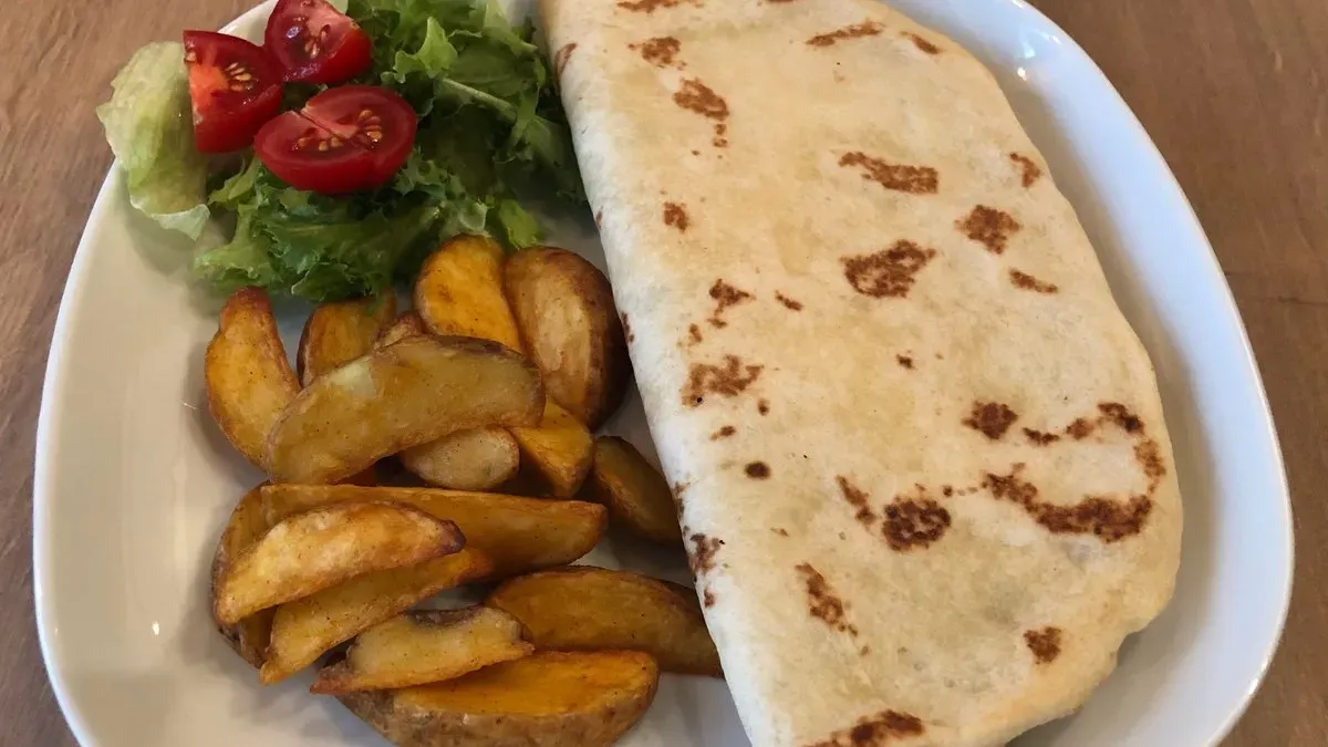 Parajos-fetás lepény édesburgonyával vagy steak buronyával és salátával