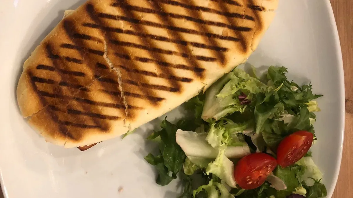 Feketeerdei sonkás-camembertes panini