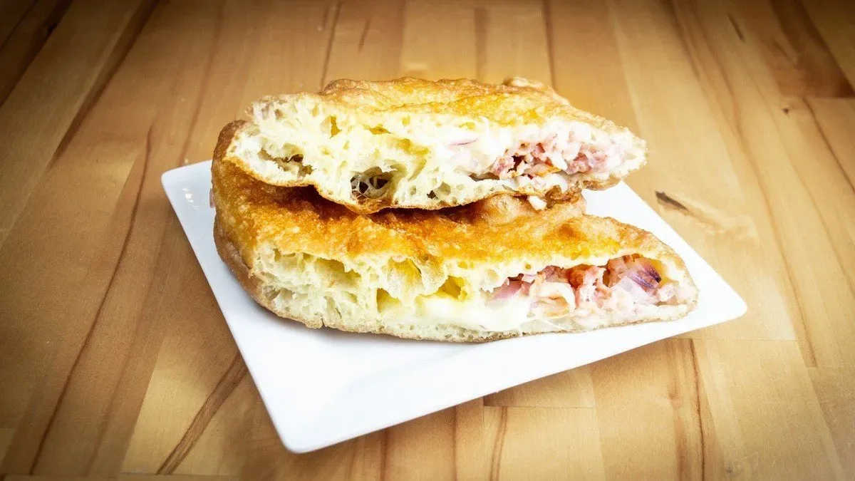 Baconnel töltött lángos