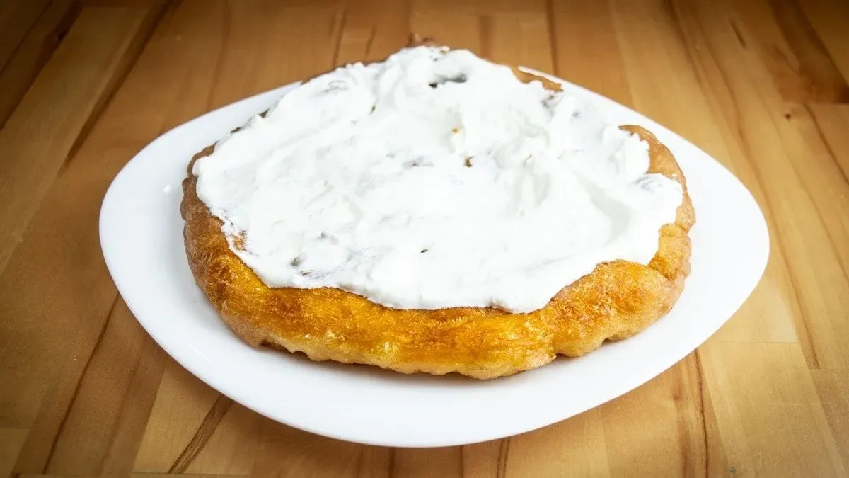 Tejfölös lángos