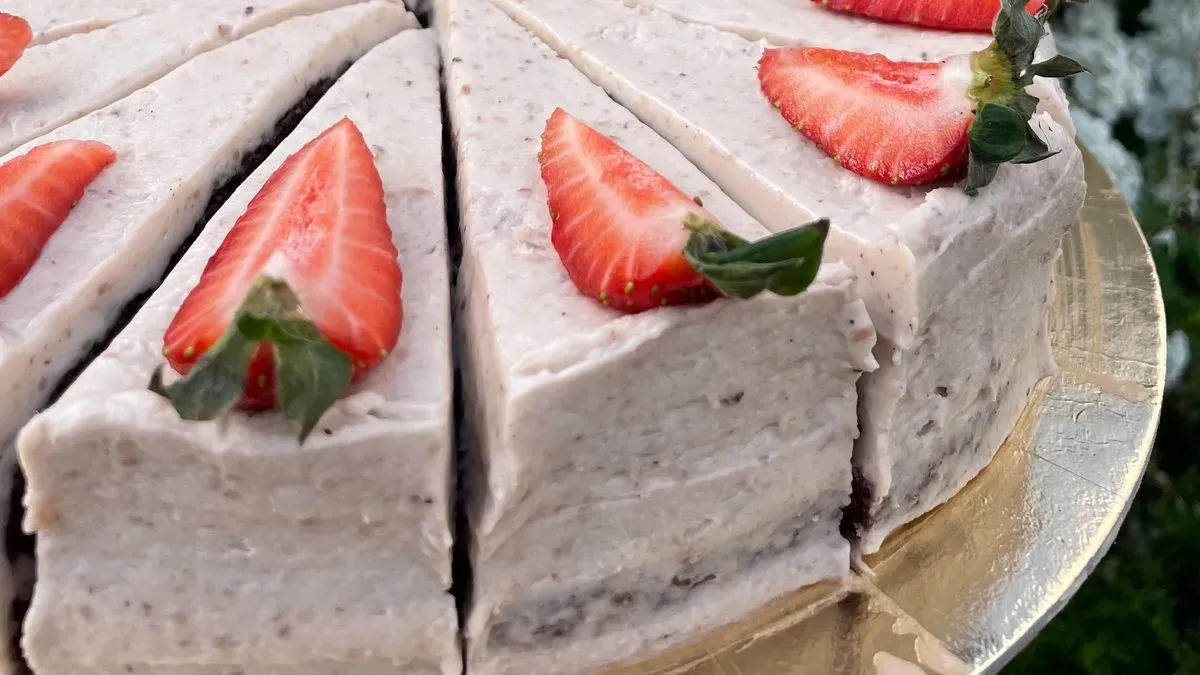 Glutén- és laktózmentes gesztenyetorta meggyel