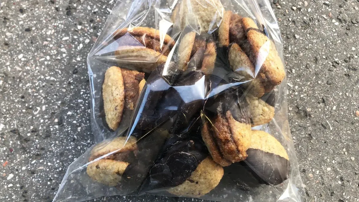Lekvárral töltött diós csók csokoládéba mártva, plasztik zacskóban (200 g)