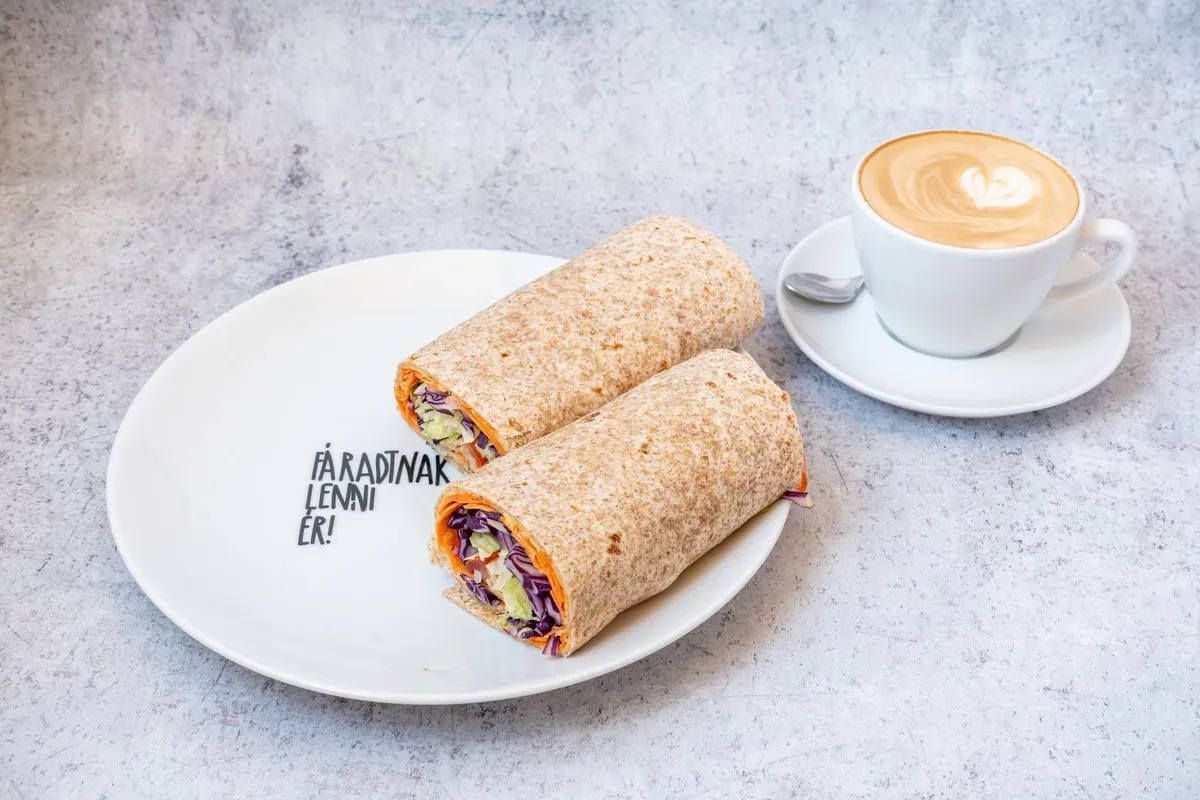 Hummuszos tortilla kávéval
