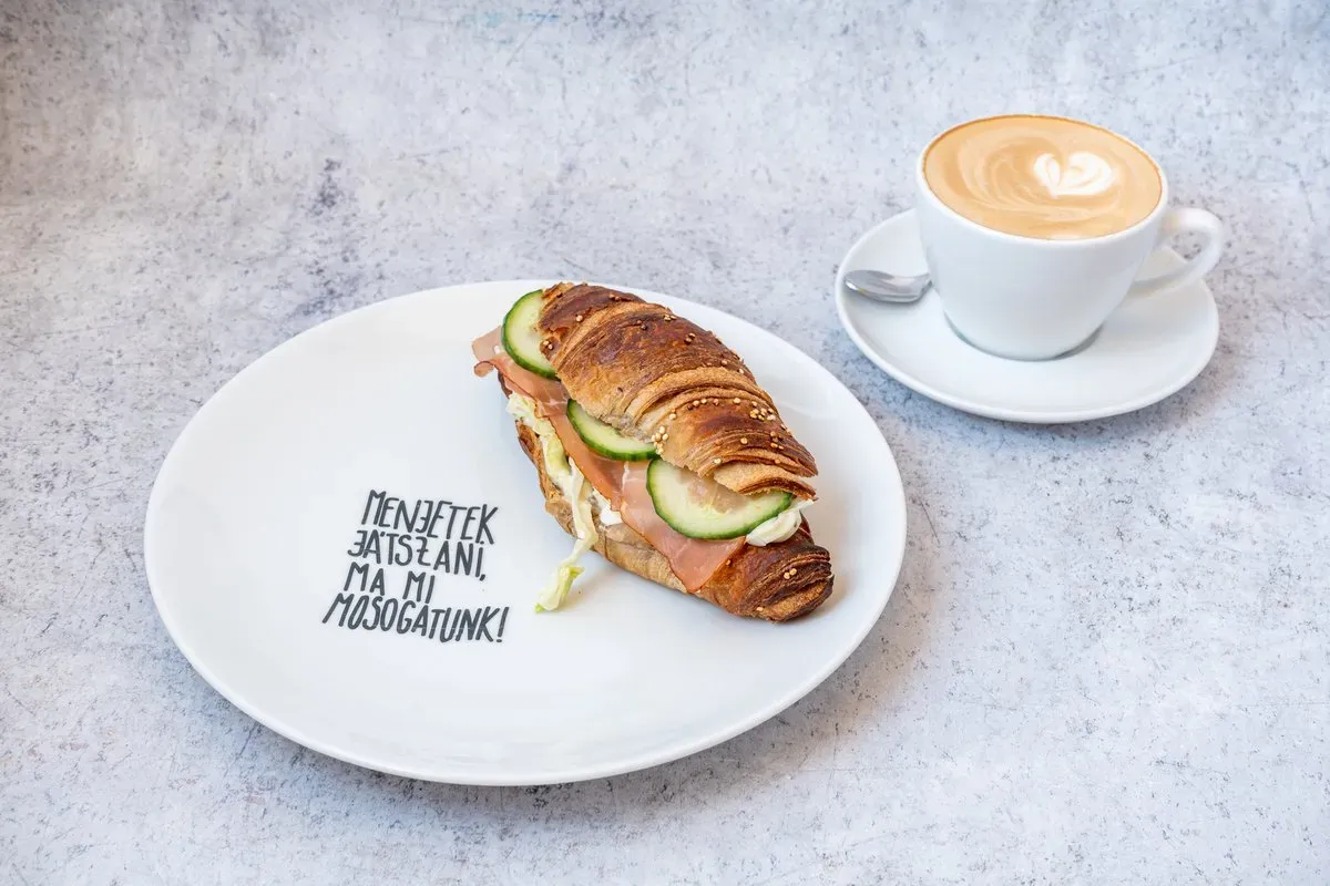 Sonkás croissant kávéval