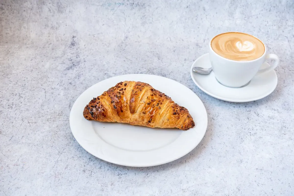 Pisztáciás croissant kávéval