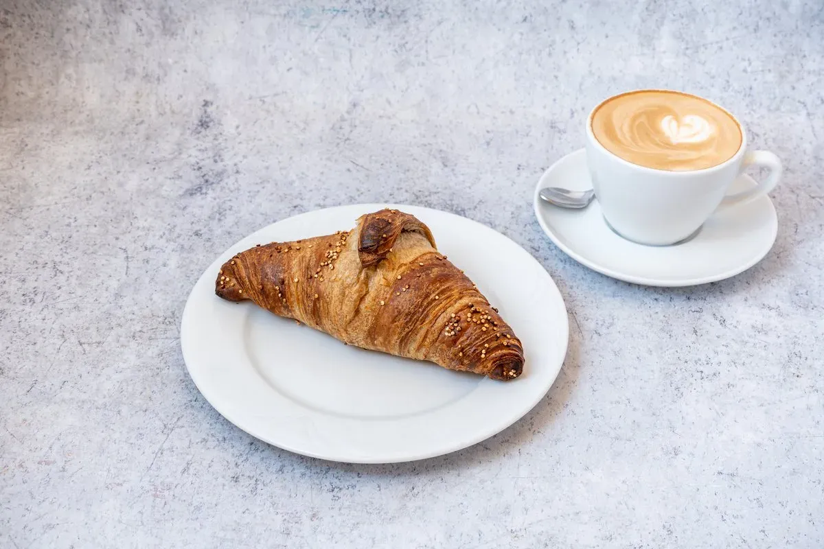 Croissant kávéval
