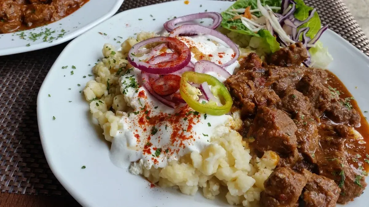 Marhapörkölt juhtúrós, tejfölös szalonnás galuskával