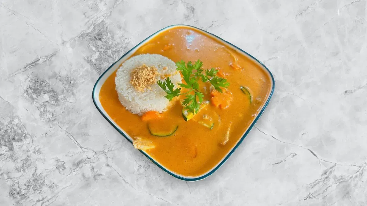 Curry marhahús rizzsel