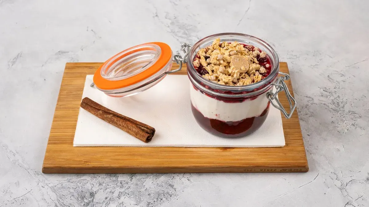 Granola görög joghurttal és erdei gyümölccsel