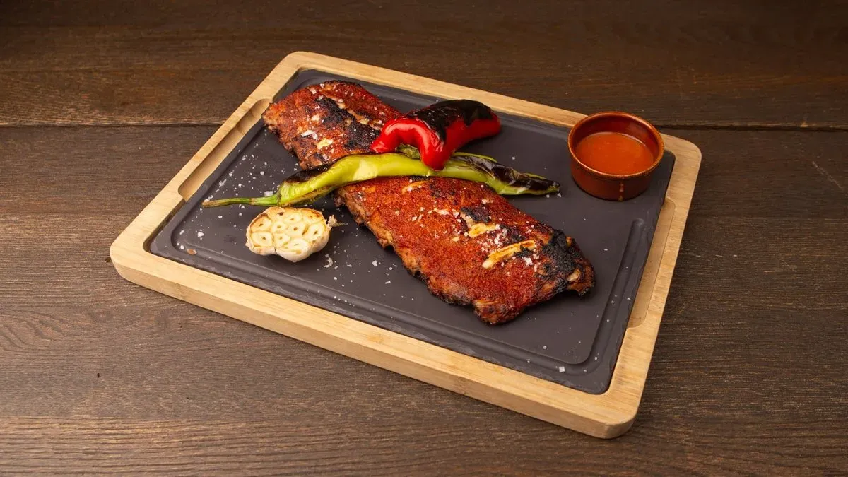 48 órán át pácolt BBQ sertésoldalas sültpaprikával