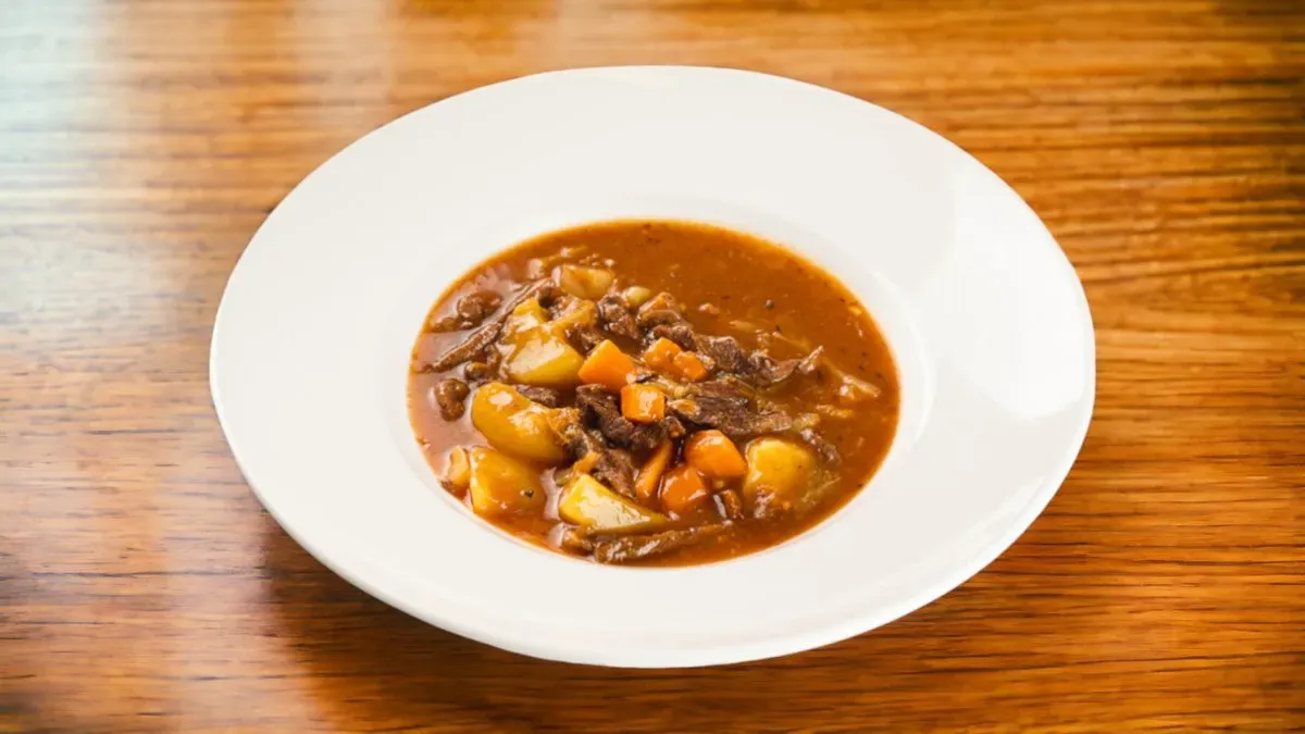 Tradicionális marhahusból készült gulyásleves
