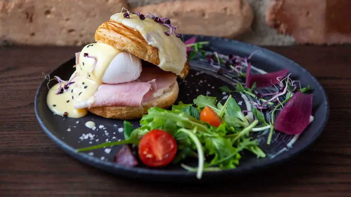 Croissant Benedict
