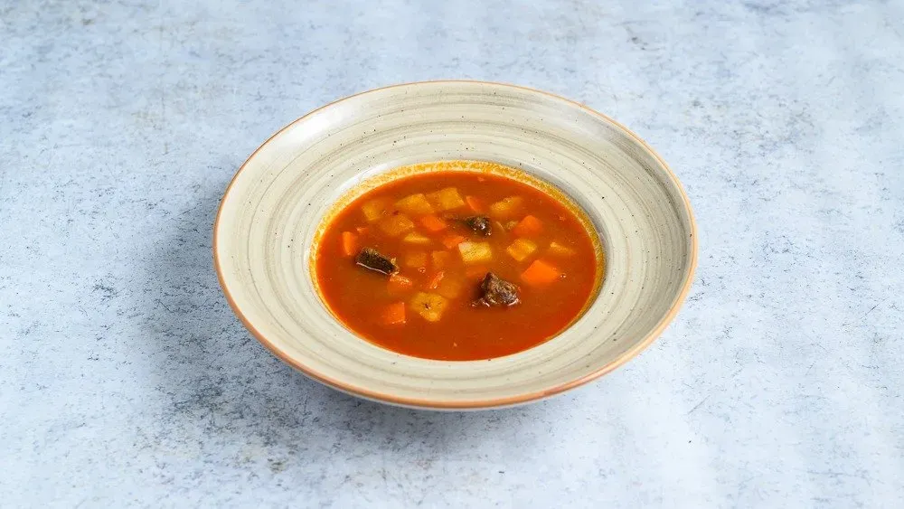 Zöldspárga-krémleves kecskesajttal és paprika olajjal