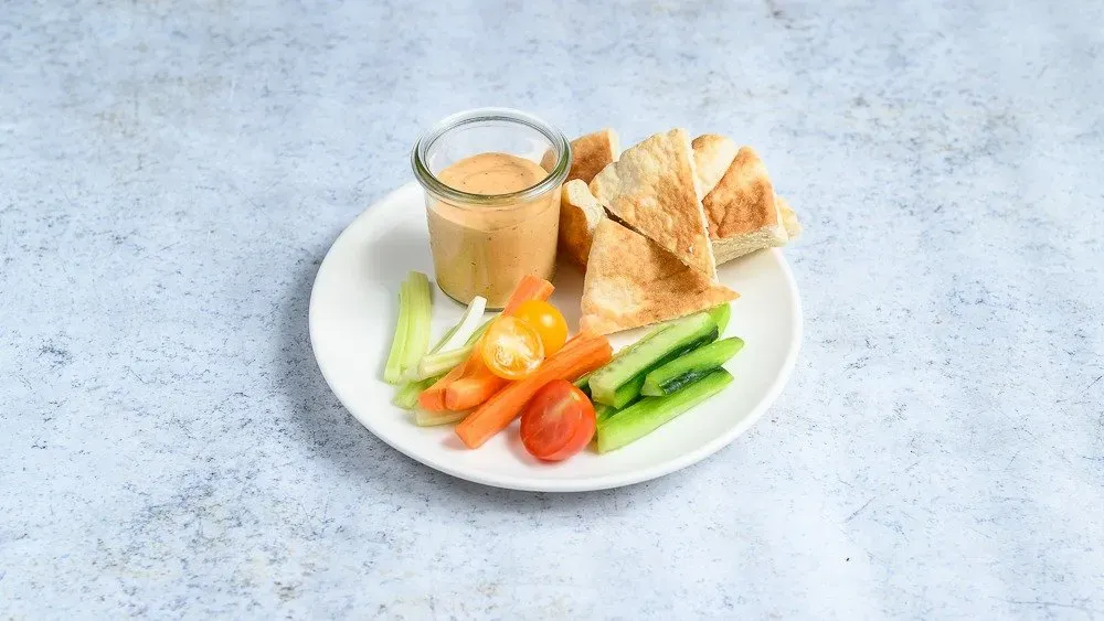 Katalán paradicsomkrém friss zöldséggel és pitával