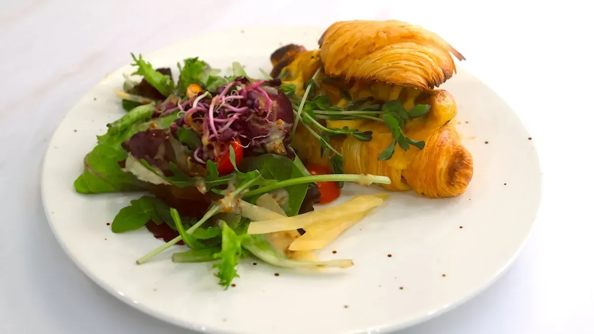 Kolbásszal töltött croissant