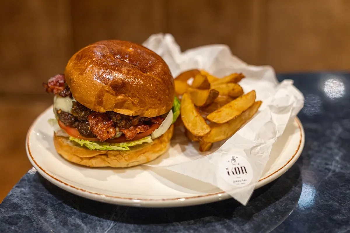 IKON burger, füstös hagymalekvár, ementáli sajt, sült burgonya
