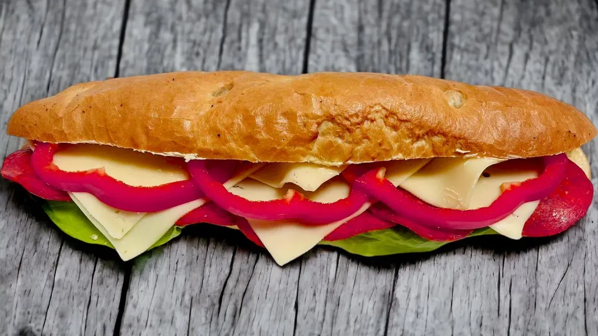Paprikás szalámis baguette