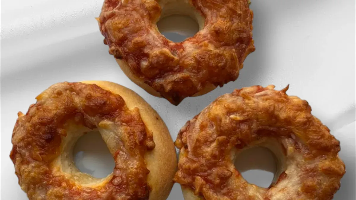 3 darabos sajtos pizza bagel frissen sütve
