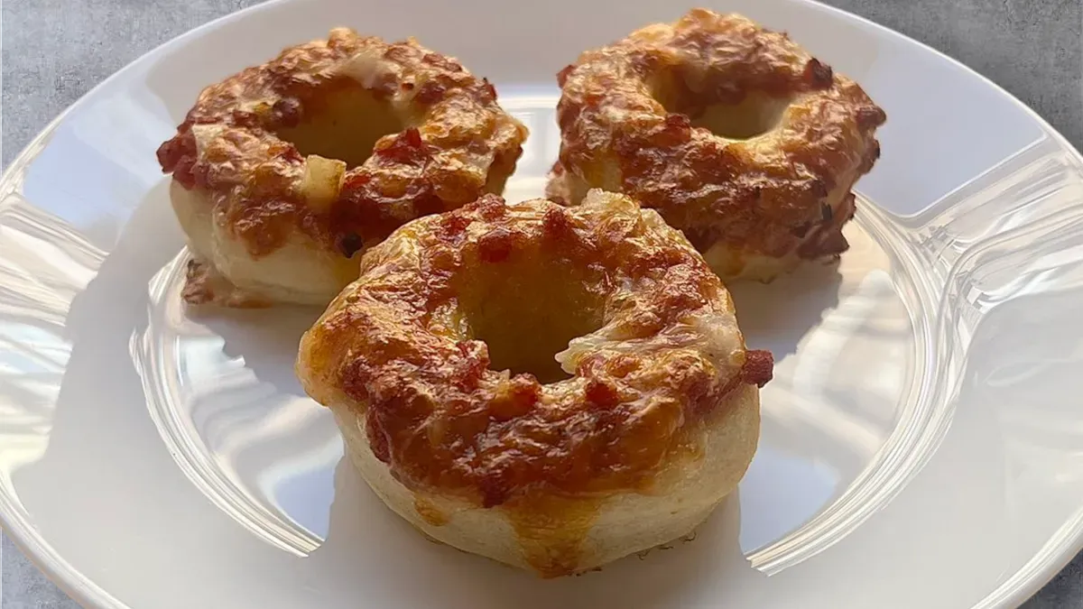 3 darabos szalámis pizza bagel frissen sütve