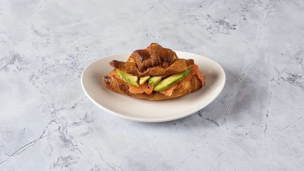 Croissant füstölt lazaccal, házi cheddar krémmel, friss avokádóval