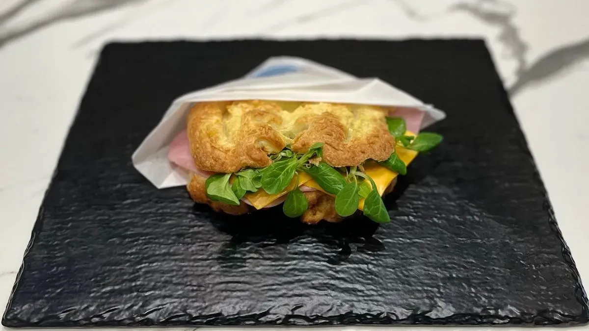 Sonkás, cheddar sajtos perec