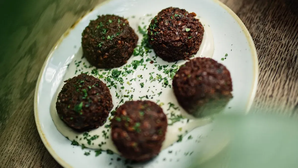 Falafel friss fűszerekkel, tahini szósz