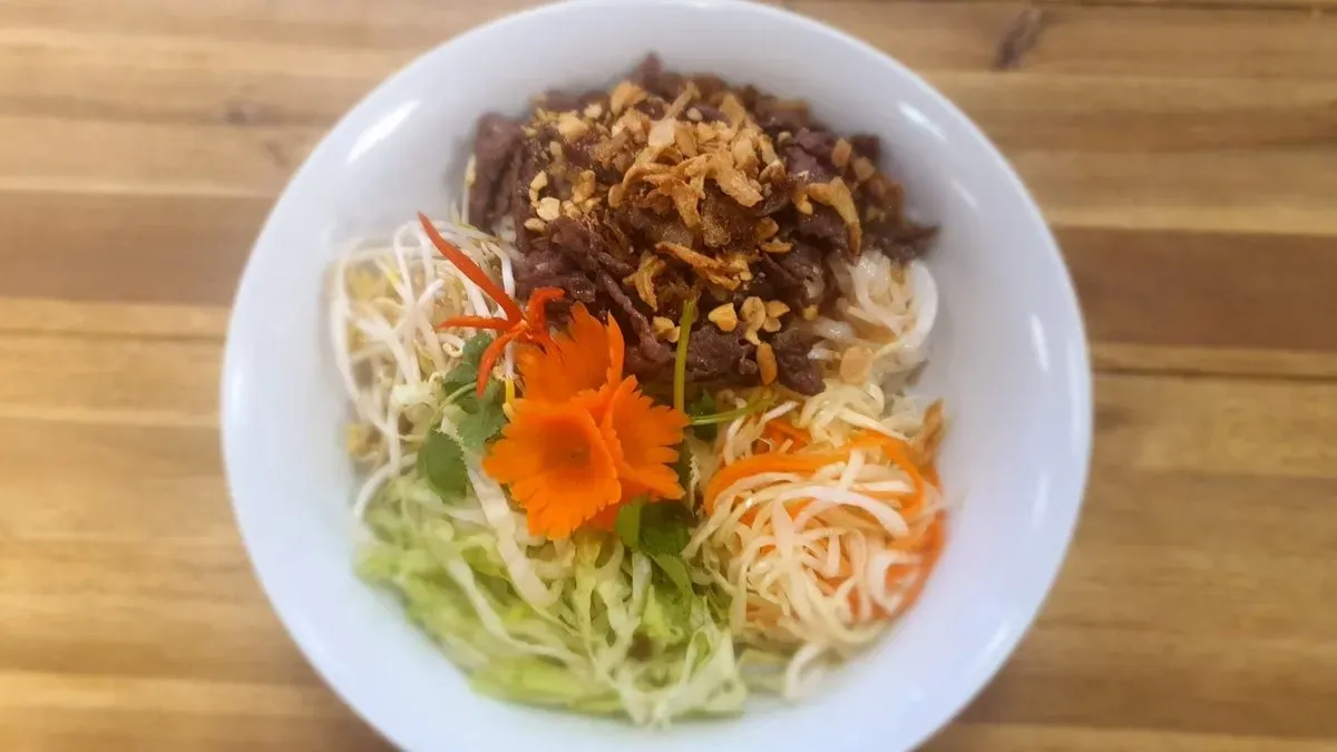 Pho bò chộn -- Marhahúsos saláta rizstésztával.