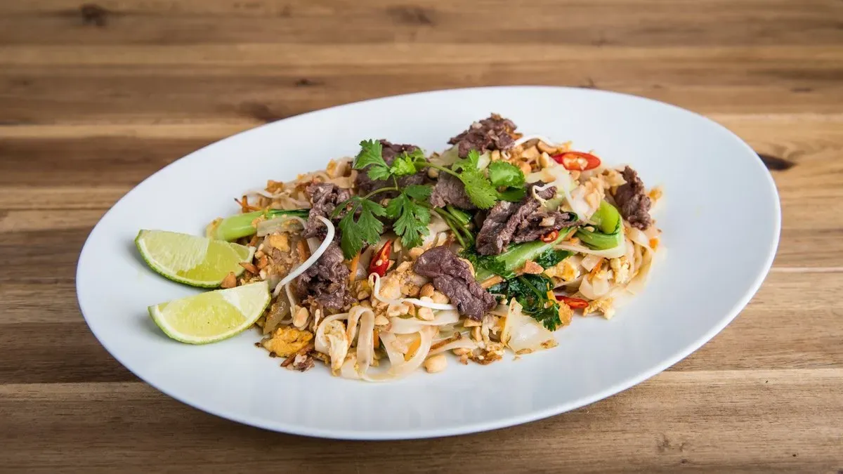 Pad bo--Pad Thai marhával (csípős)