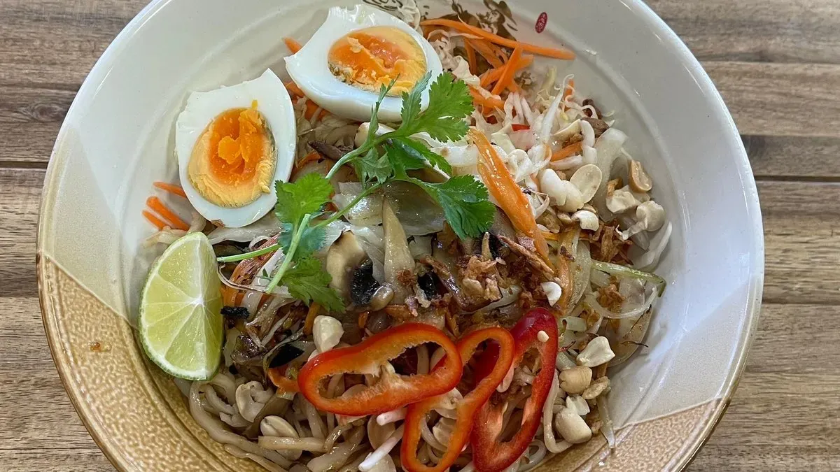 Pho chộn chay -- Rizstészta salátával savanyúsággal