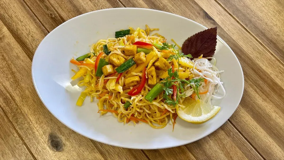 Pho xao tofu - Pirított rizstészta tofúval .