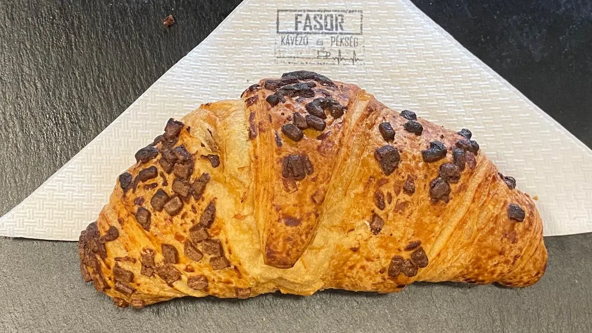Tejcsokoládé krémes croissant